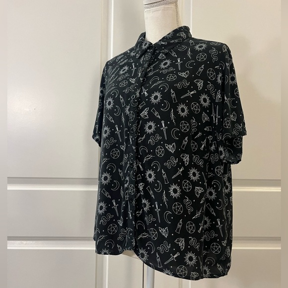 Hot Topic The Craft Witchy Symbols Black Boxy Crop Button Up Shirt Occult Large - Picture 9 of 16